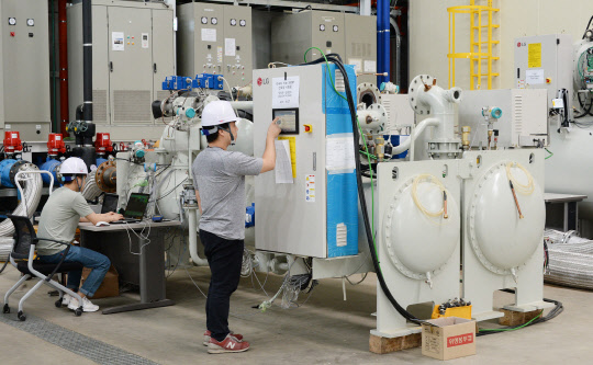 LG전자 직원들이 지난 27일 평택 칠러 사업장 내에 있는 연구시험동에서 무급유 인버터 터보 칠러의 성능을 시험하고 있다. LG전자 제공